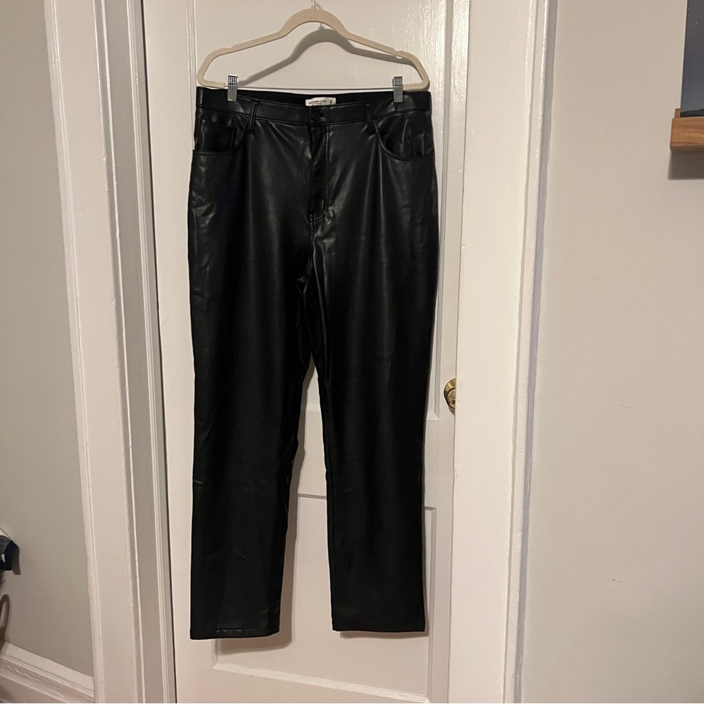 Abercrombie & Fitch Curve Love Vegan Leather 90s Straight Pants size 33L Black